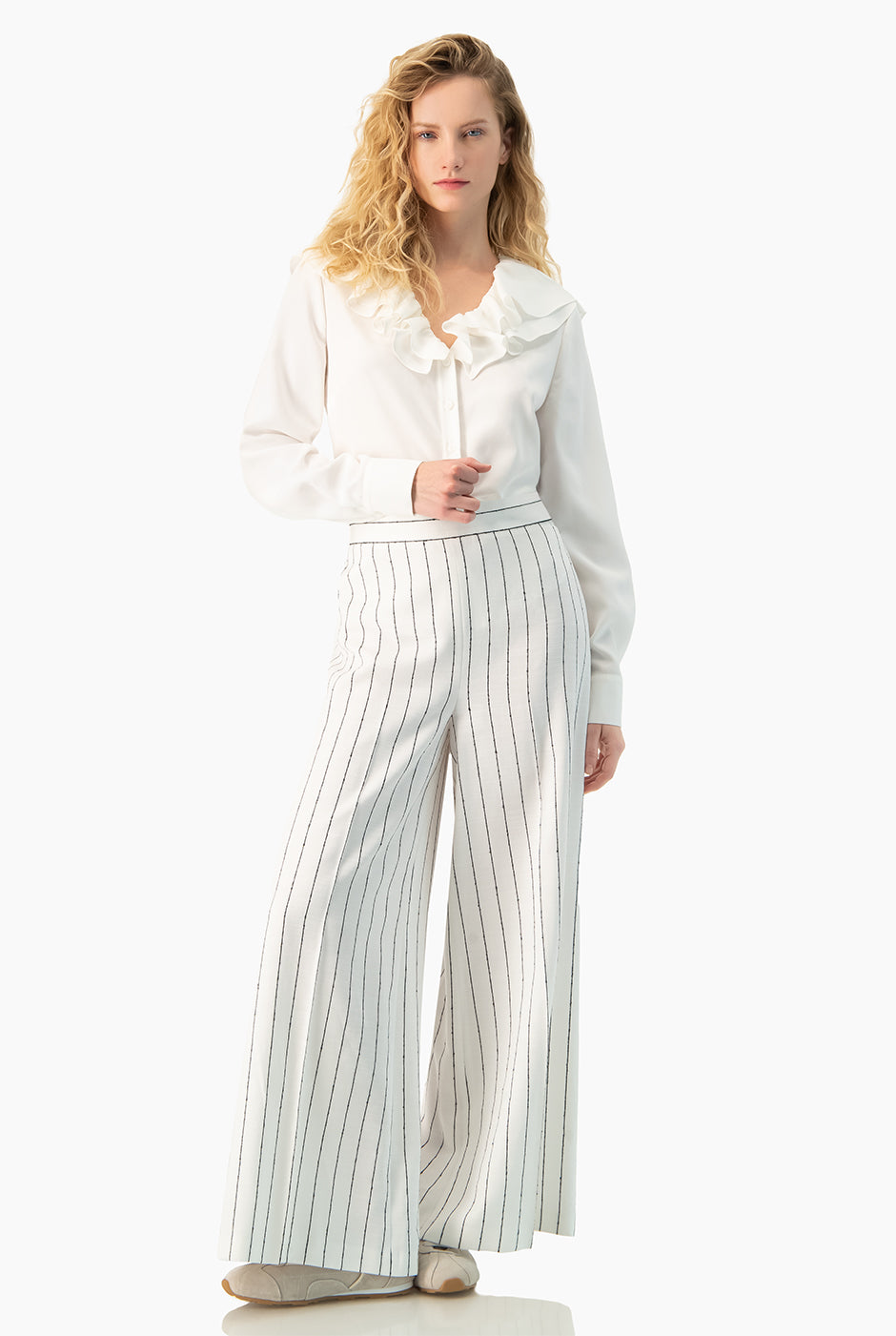 Blusa blanca de manga larga con escote en V y volantes