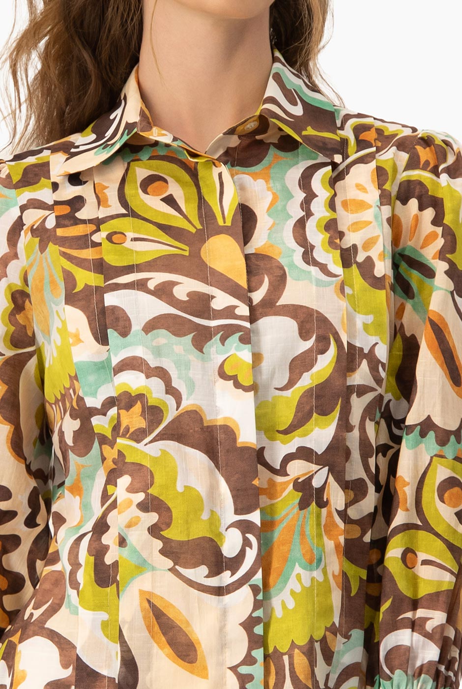 Blusa camisera multicolor con estampado floral y volantes en puño