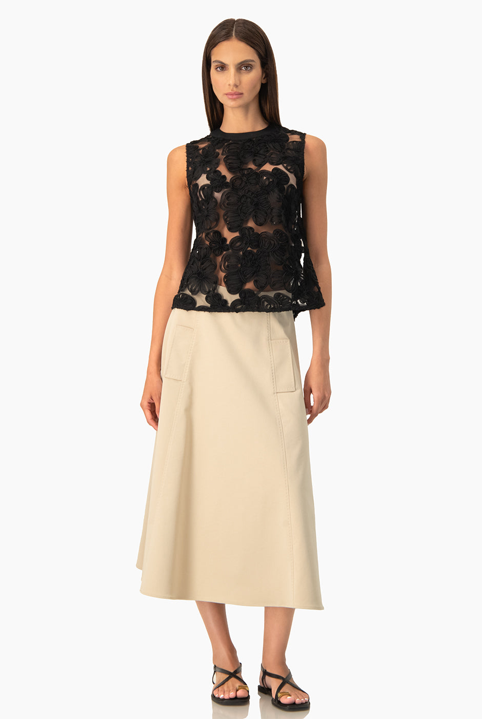 Blusa Ivonne negra con transparencias y aplicaciones florales