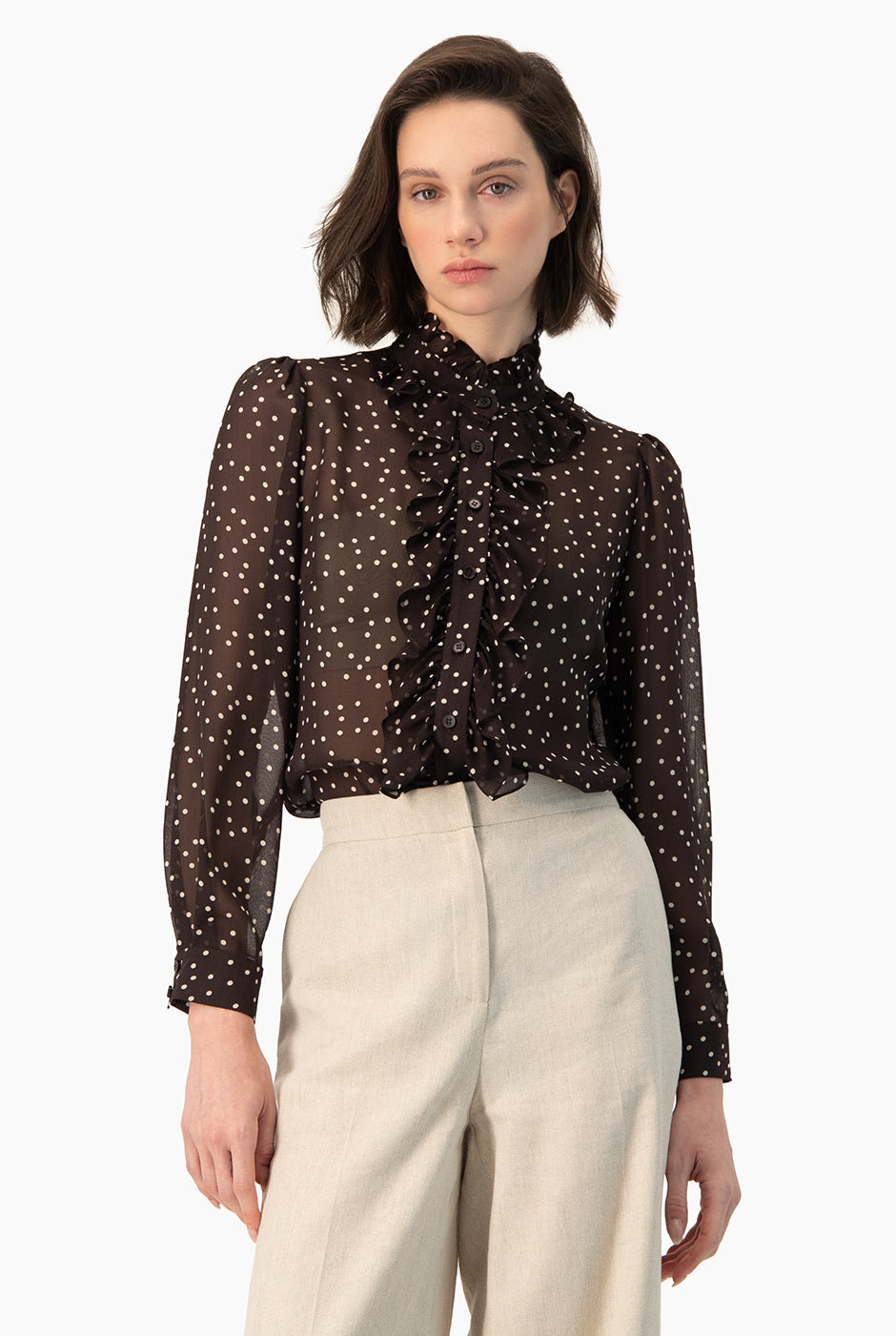 Blusa Ivonne color café con estampado de lunares y volantes