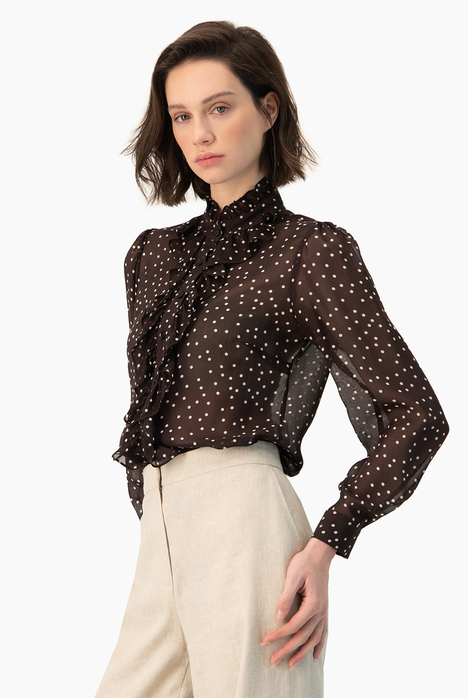 Blusa Ivonne color café con estampado de lunares y volantes