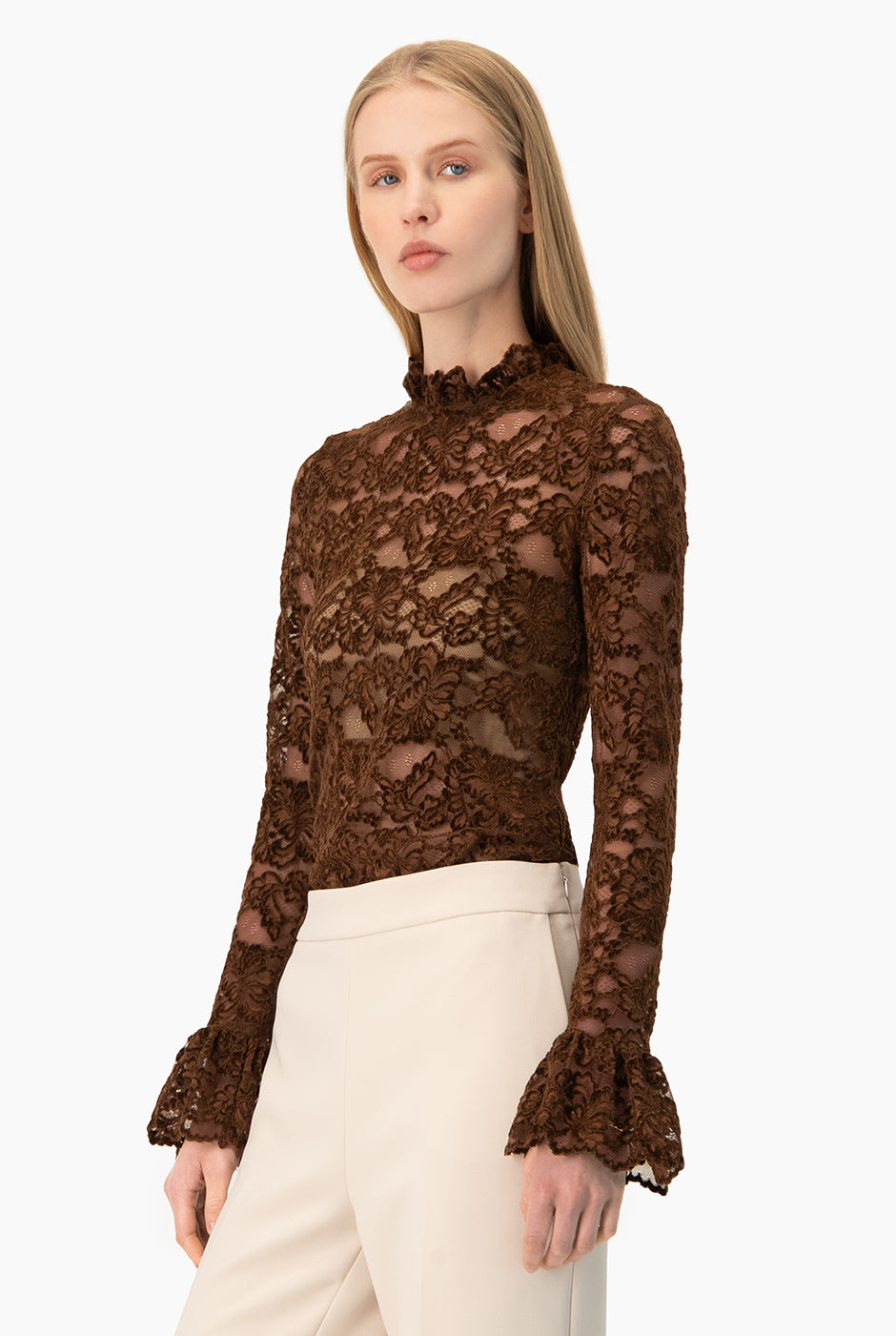 Blusa Ivonne café con encaje floral y puños volantes