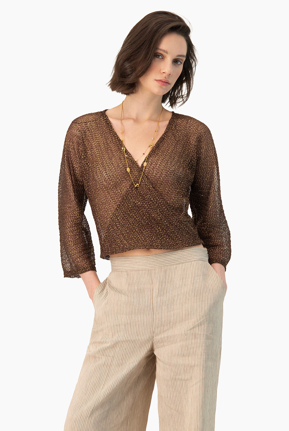 Blusa tejida Ivonne café con escote en V y brillo metálico