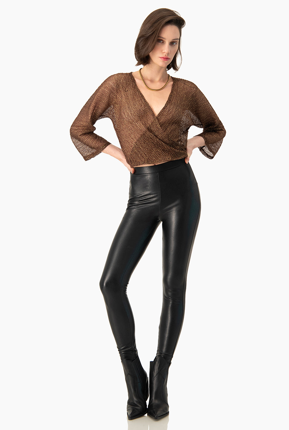 Blusa tejida Ivonne café con escote en V y brillo metálico