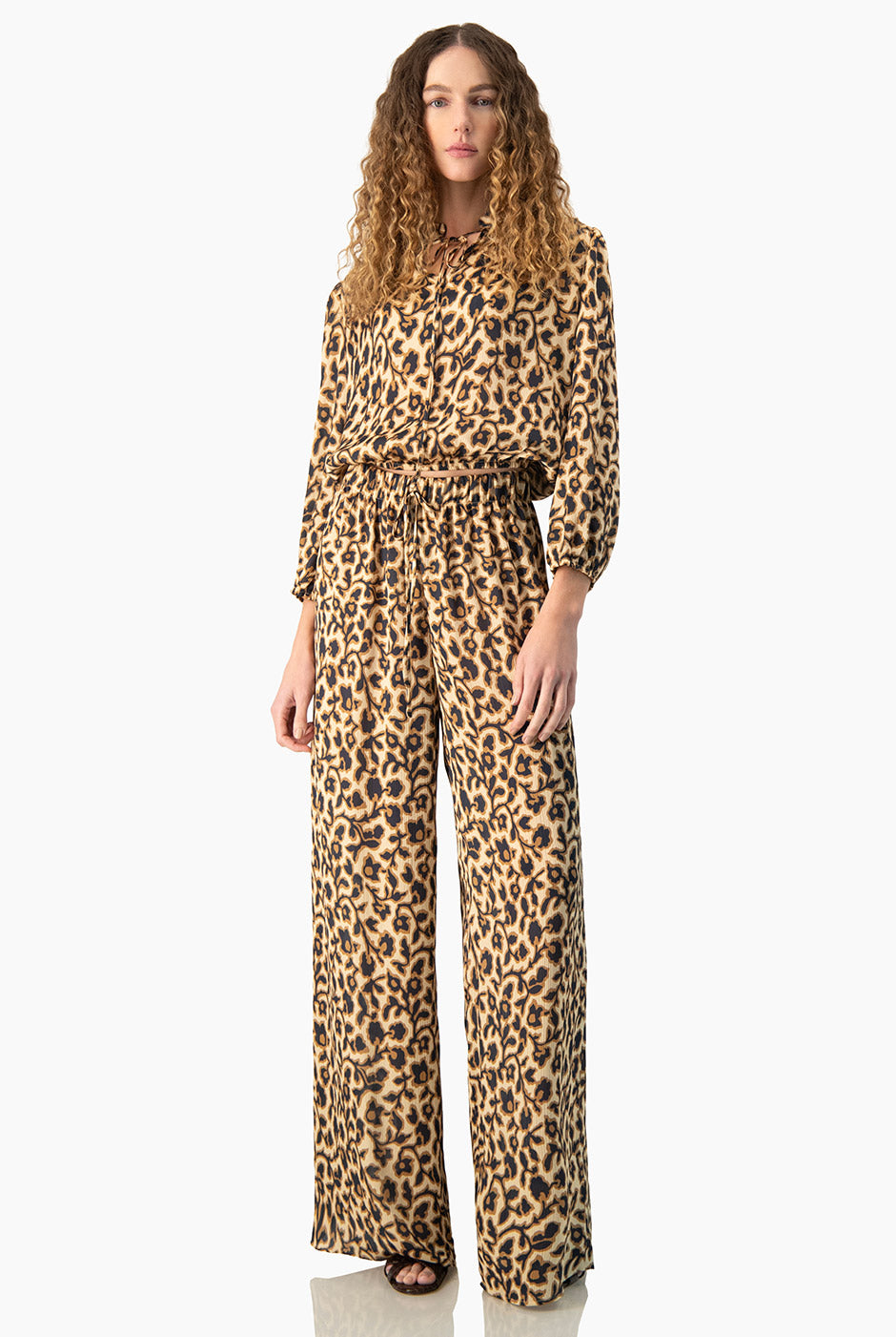 Blusa estampada Ivonne multicolor con cuello alto y estampado animal print
