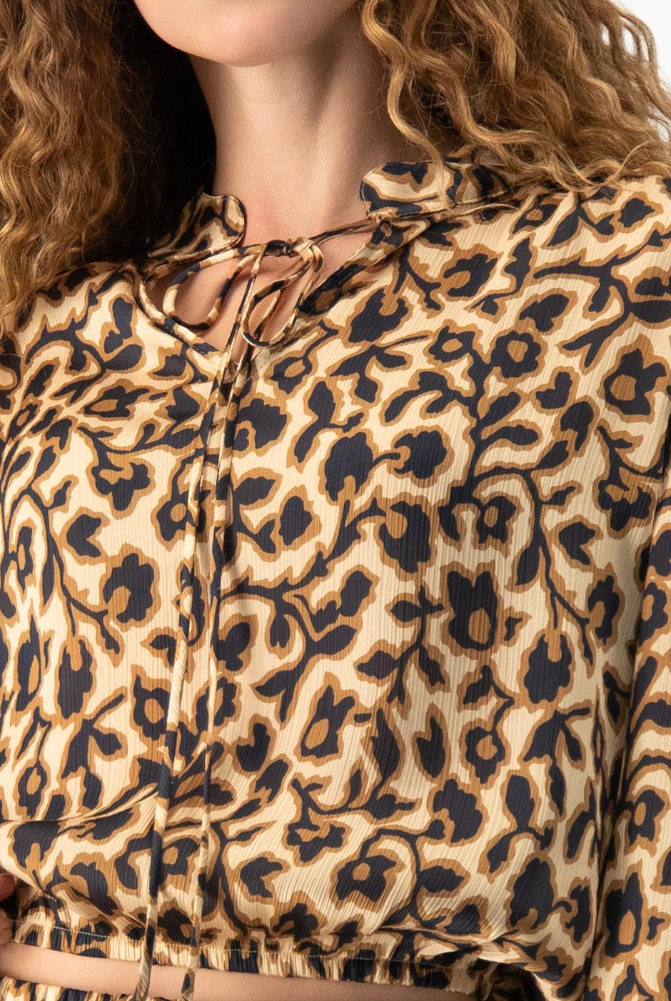 Blusa estampada Ivonne multicolor con cuello alto y estampado animal print