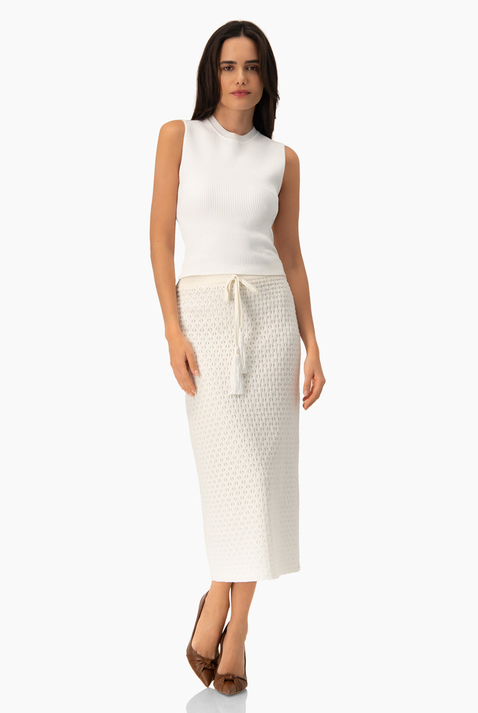 Falda midi tejida natural con cinturón y abertura trasera