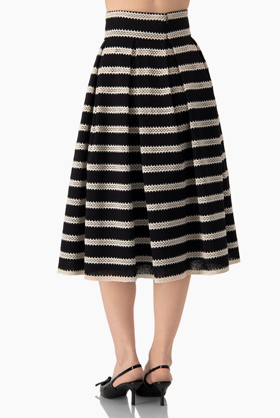Falda midi negra tejida con plisados y rayas horizontales