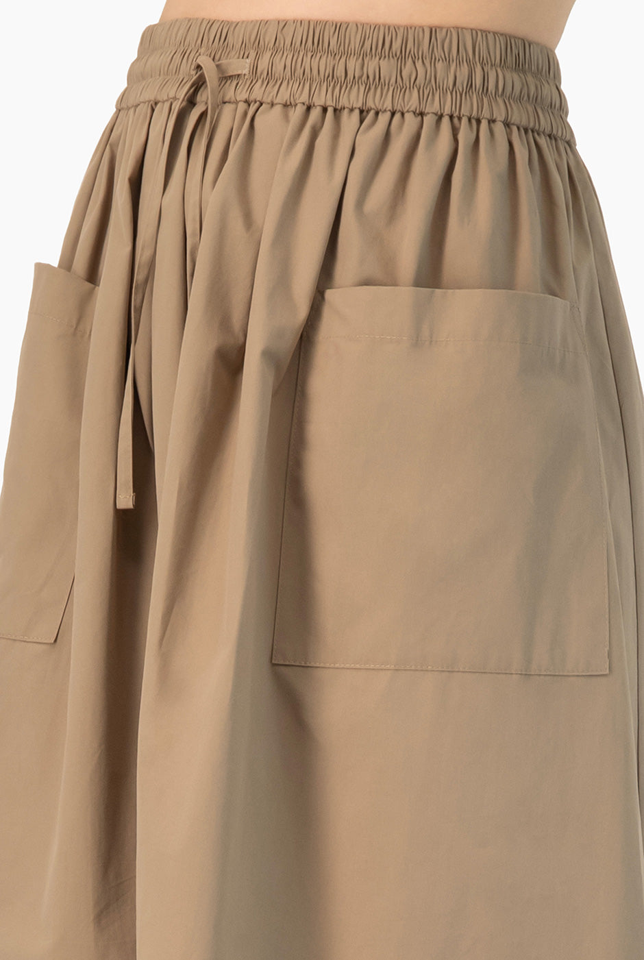 Falda midi khaki con bolsillos y cintura elástica