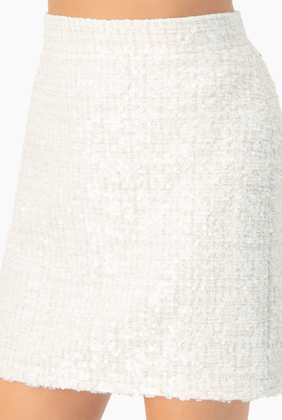 Falda corta marfil con lentejuelas y cierre trasero