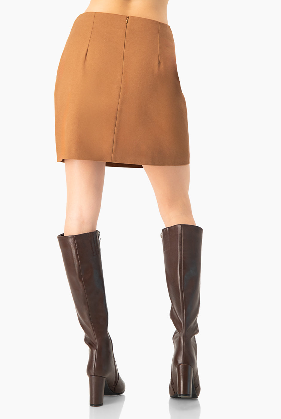 Falda corta café entallada con cierre trasero