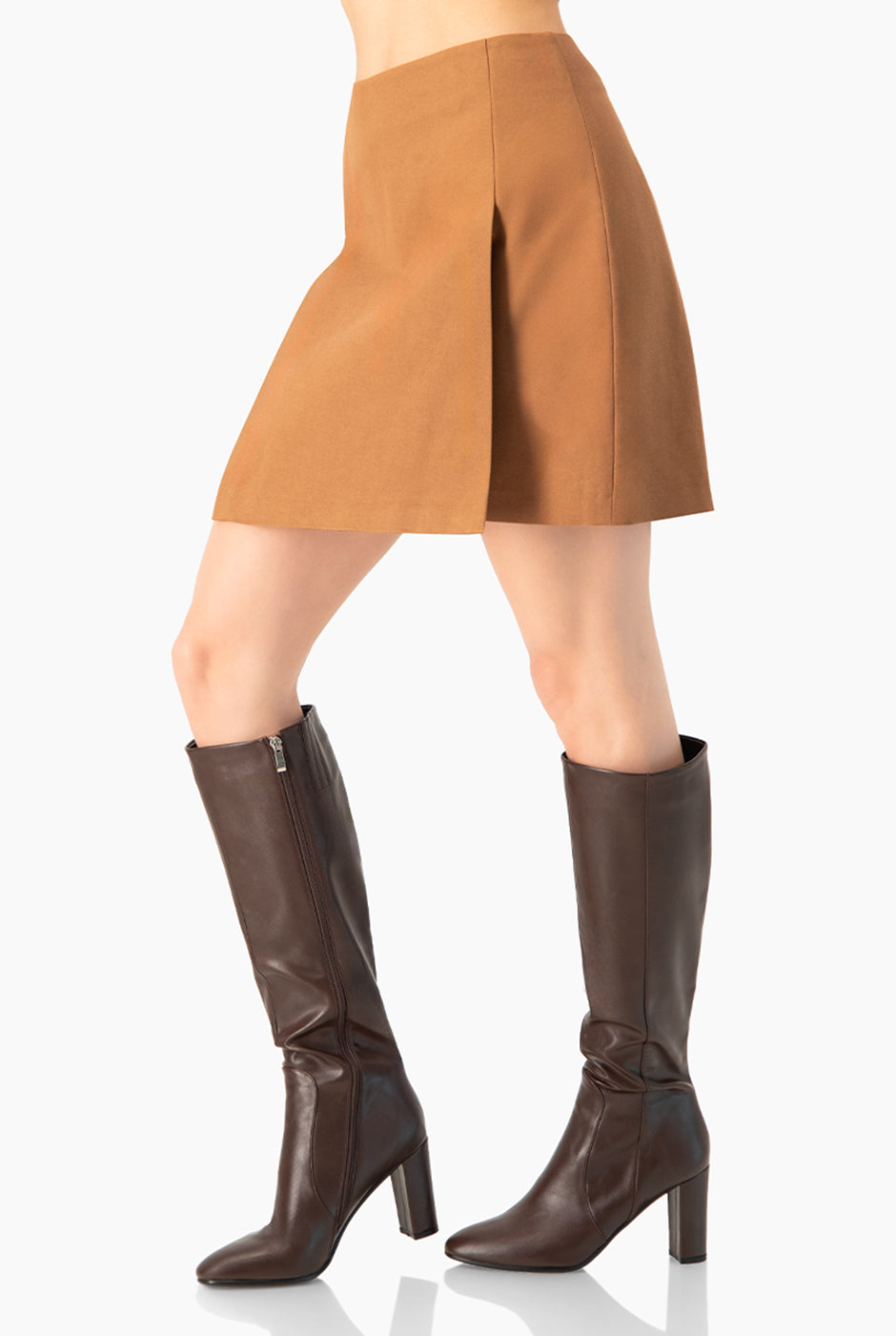 Falda corta café entallada con cierre trasero