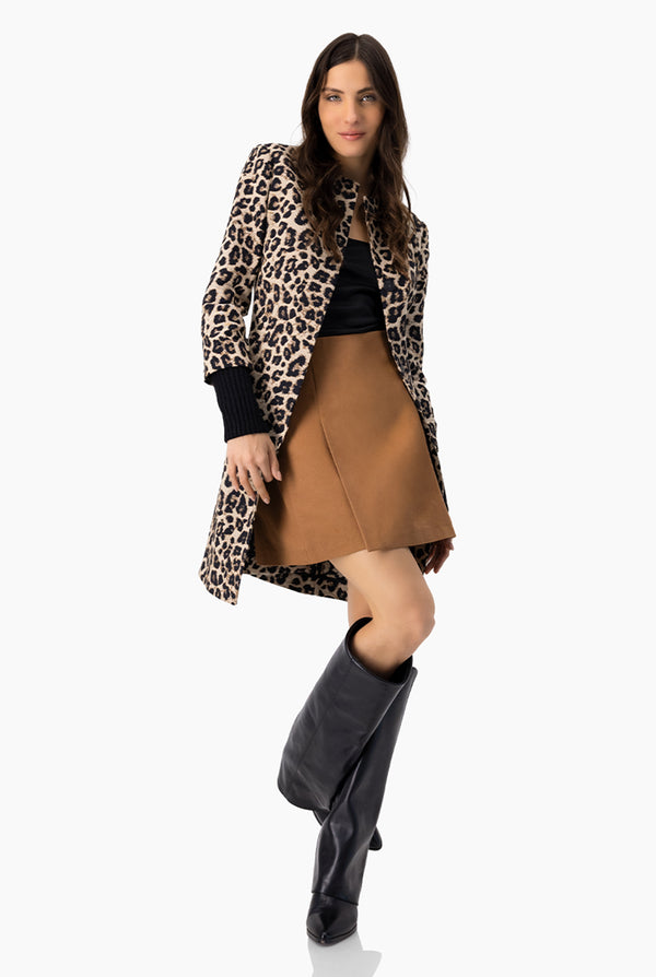 Falda corta en tono cafe