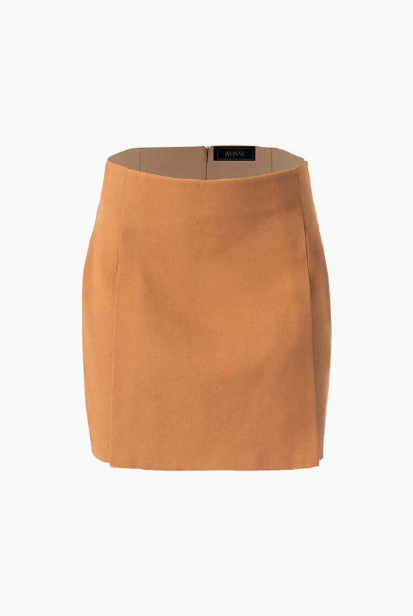 Falda corta en tono cafe