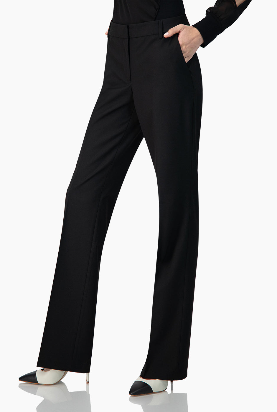 Pantalón recto negro con presillas y bolsillos delanteros