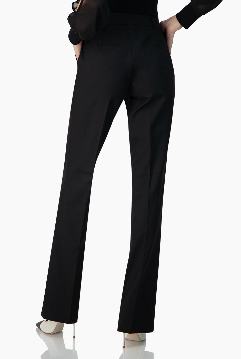 Pantalón recto negro con presillas y bolsillos delanteros