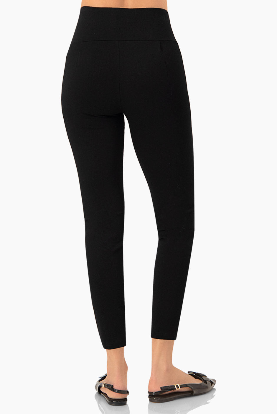 Pantalón slim negro con botones decorativos y pretina ancha