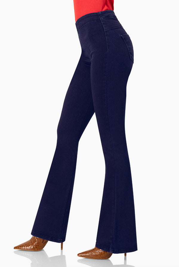 Jeans acampanado de cintura asimetrica