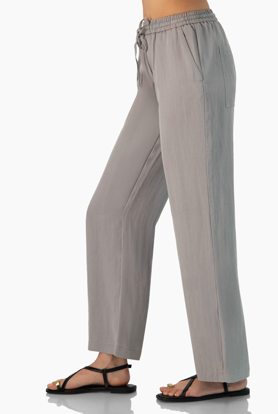 Pantalón cargo recto gris con bolsillos y cordón elástico