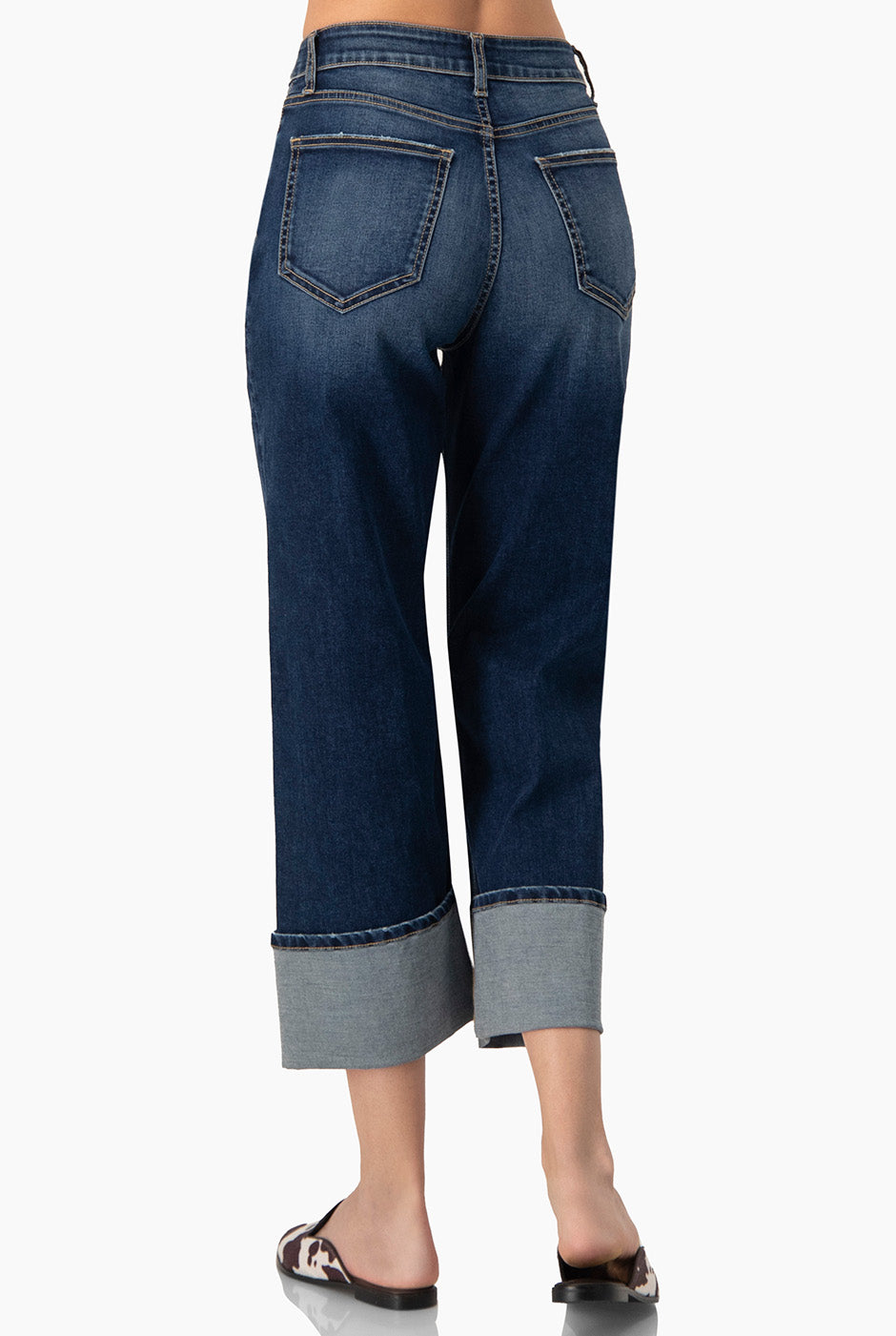 Jeans recto de mezclilla azul con bolsillos y dobladillo vuelto