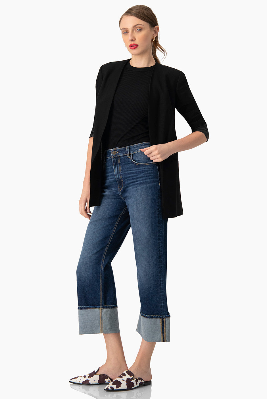 Jeans recto de mezclilla azul con bolsillos y dobladillo vuelto