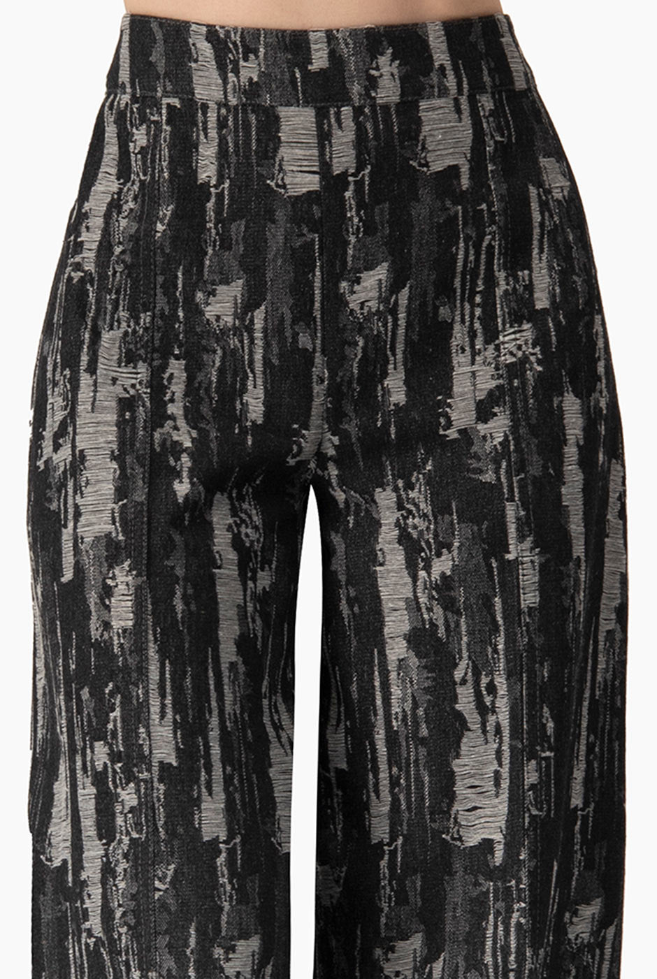 Pantalón negro tiro alto con pierna ancha y alforzas