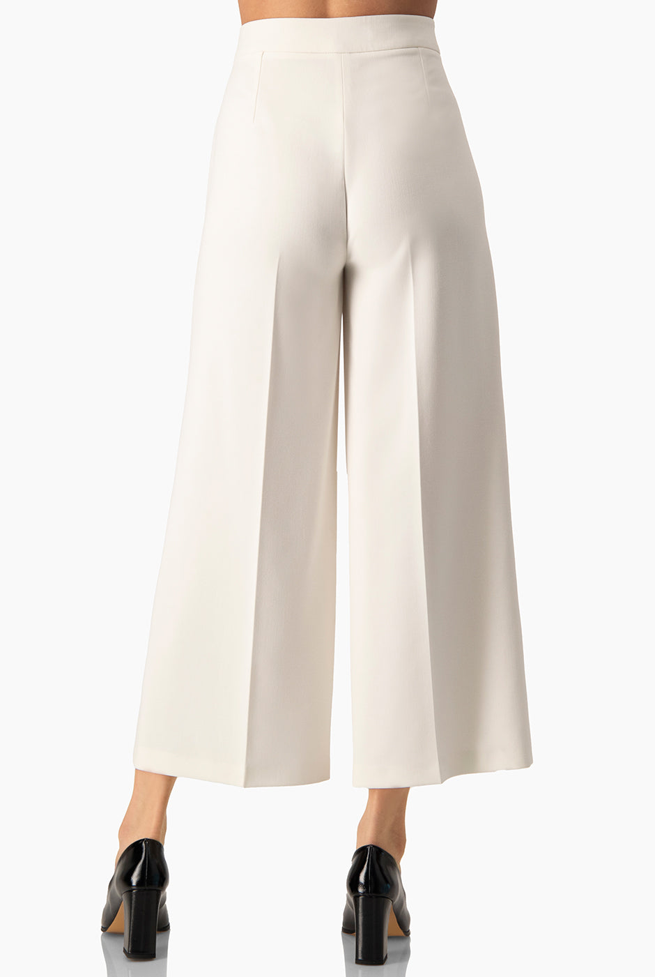 Pantalón capri recto en tono natural con pliegues y cierre