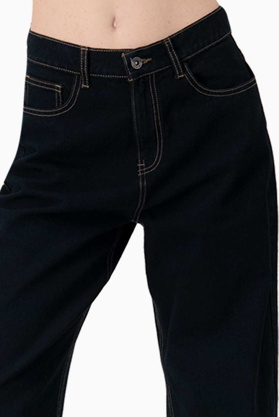 Jeans de mezclilla azul marino con pierna amplia y bolsillos traseros