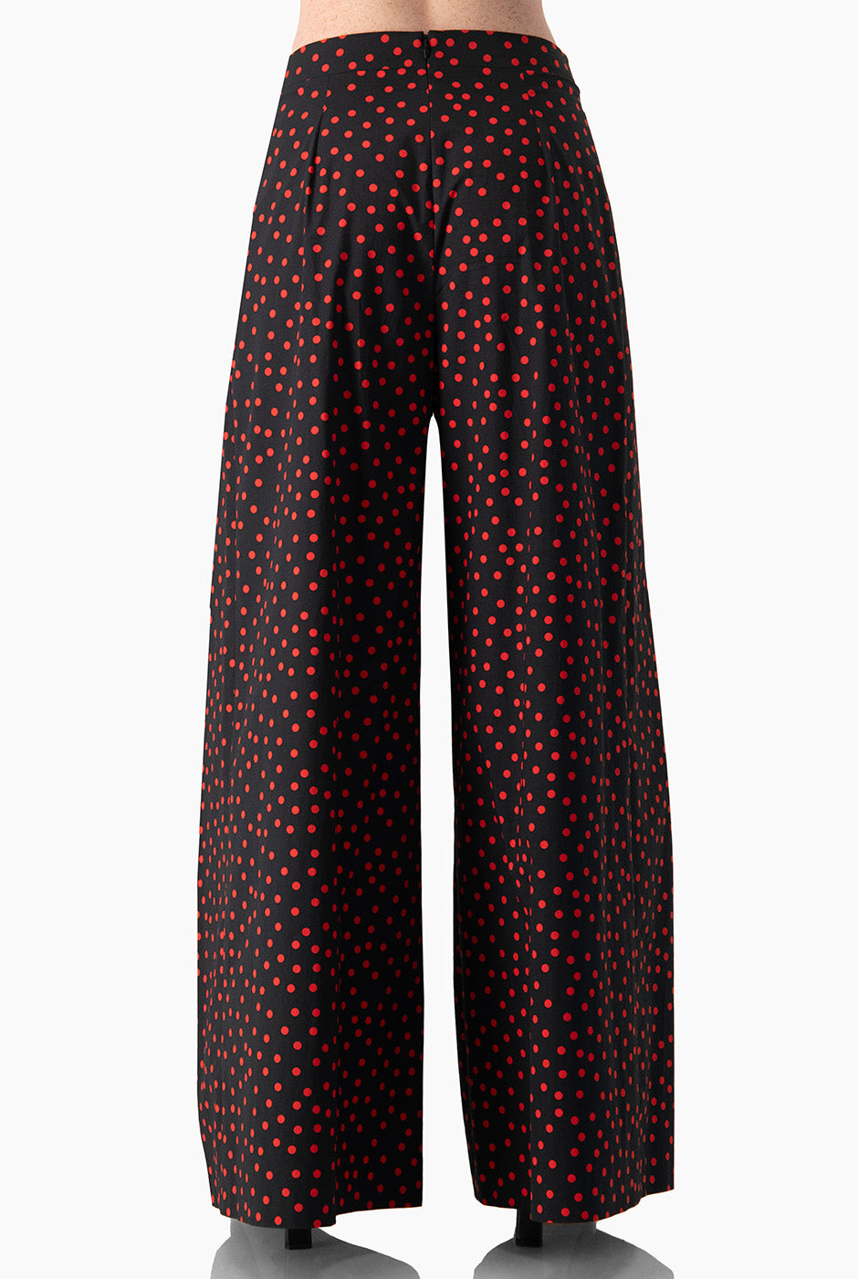 Pantalón amplio con lunares rojos sobre fondo negro