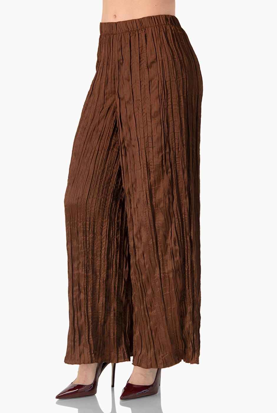 Pantalón recto café de pierna amplia con plisados