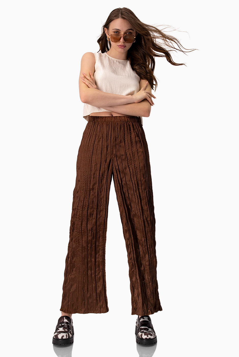 Pantalón recto café de pierna amplia con plisados