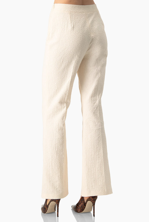 Pantalon amplio y cierre en costado