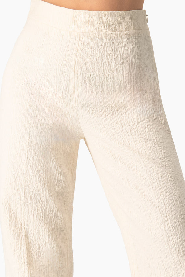 Pantalon amplio y cierre en costado