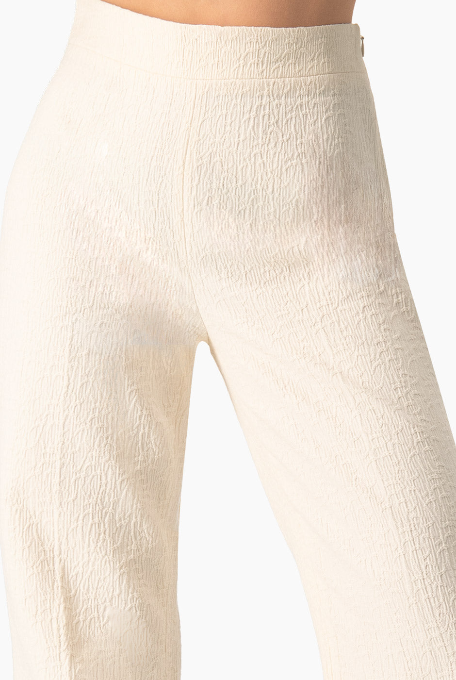 Pantalón recto natural con cierre lateral y textura arrugada