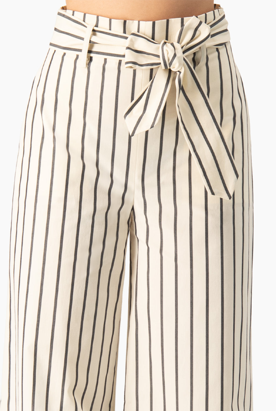 Pantalón recto de rayas con cinturón de lazo