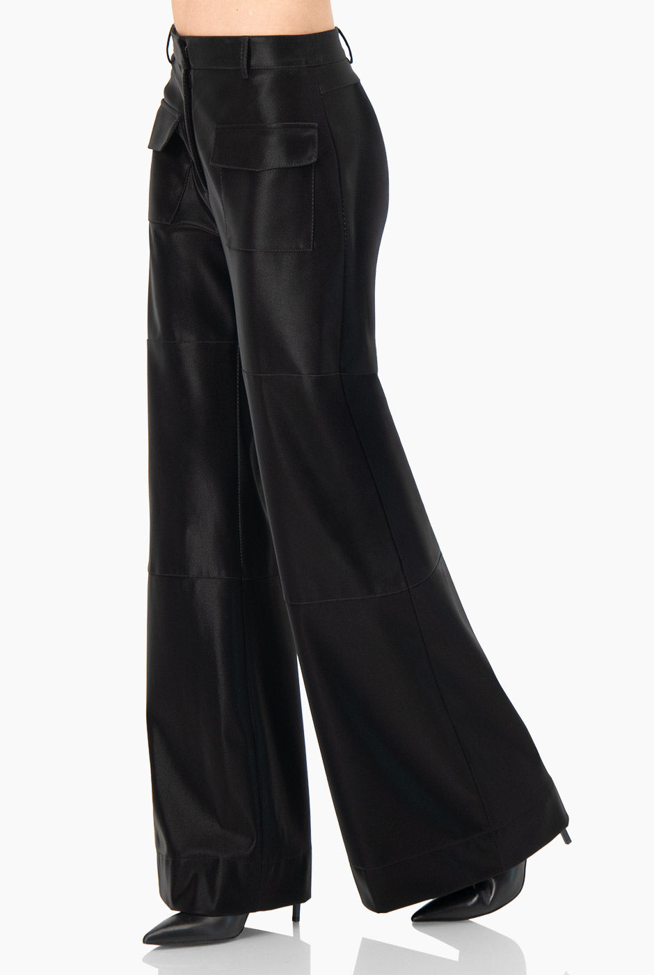 Pantalón semi campana negro con bolsillos frontales