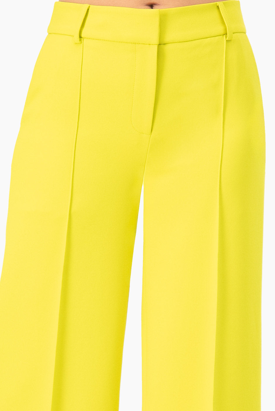 Pantalón verde de pierna amplia con bolsillos laterales