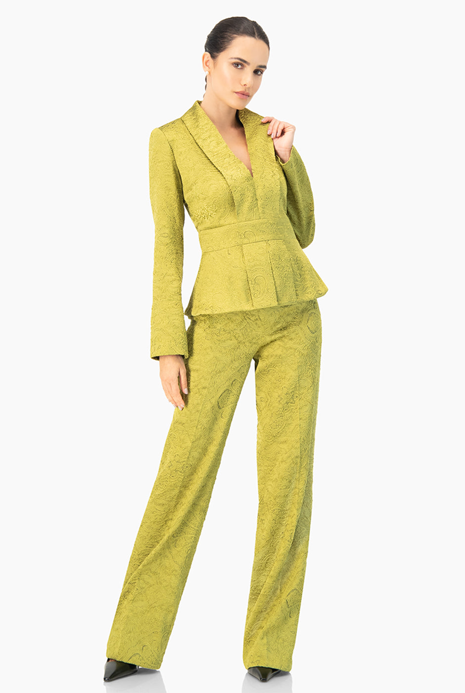 Pantalón verde de pierna amplia con textura visible y dobladillo ancho