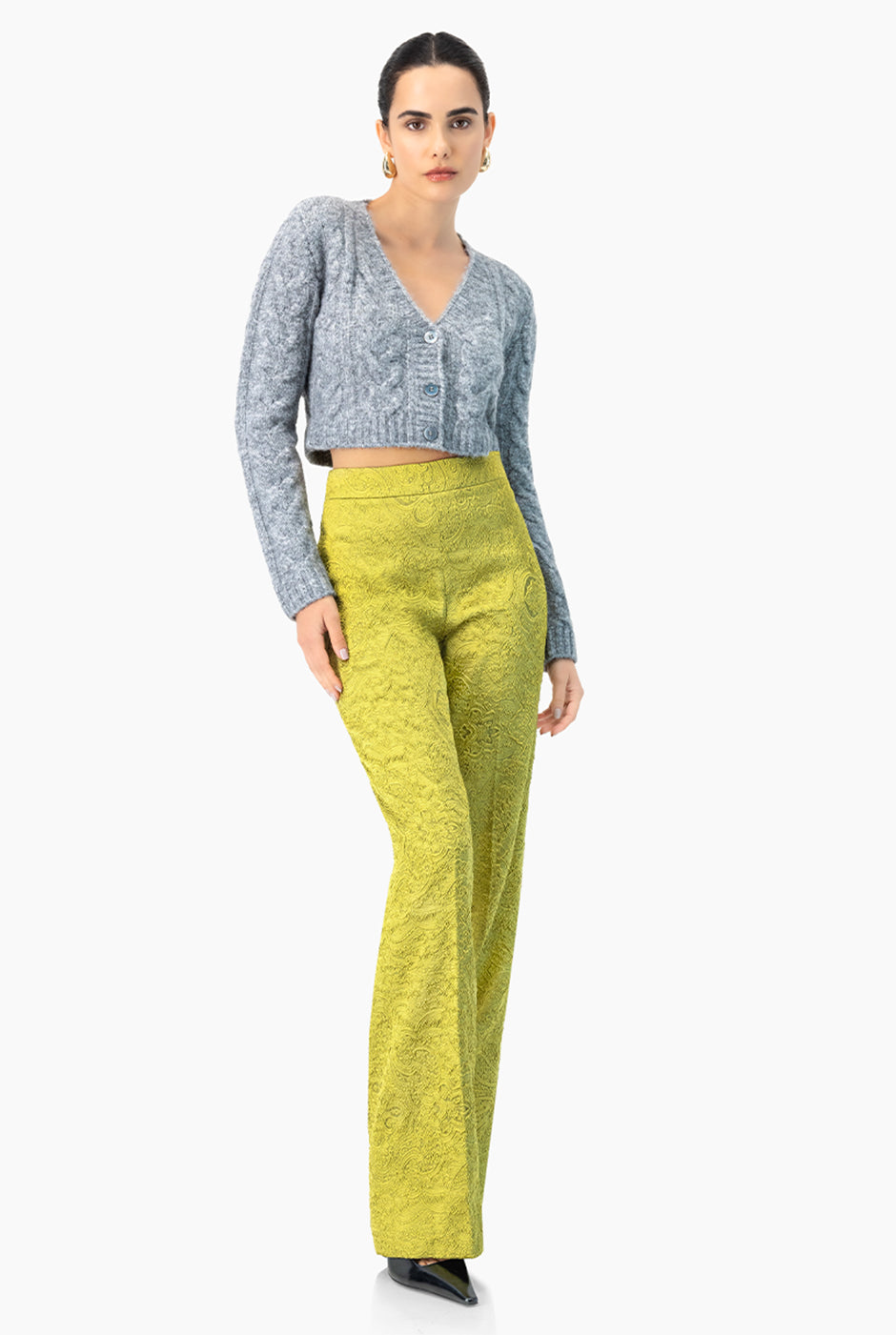 Pantalón verde de pierna amplia con textura visible y dobladillo ancho