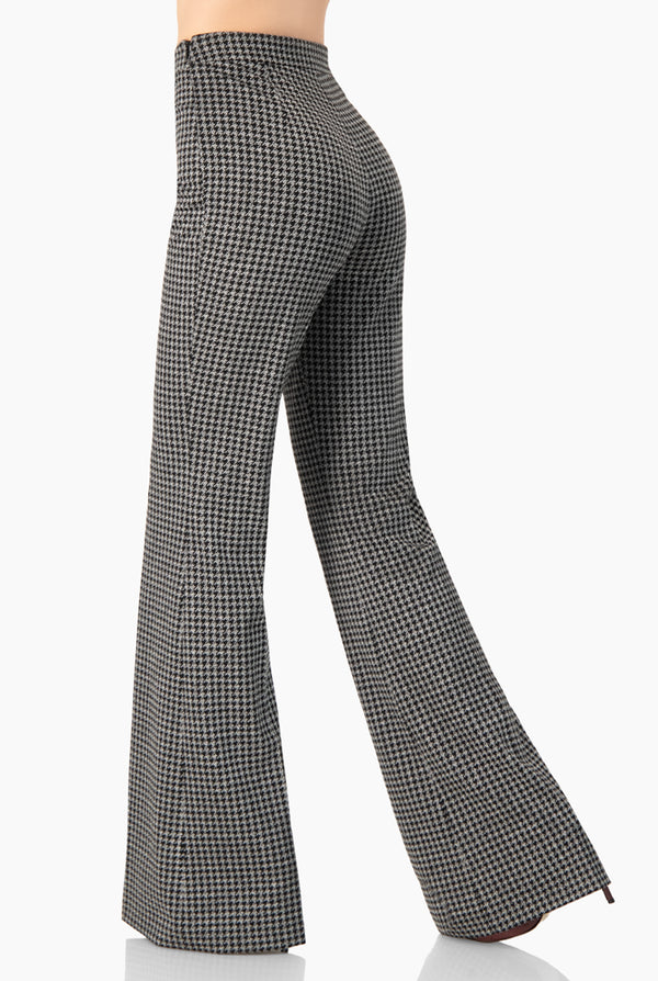 Pantalon acampanado y sin bolsas