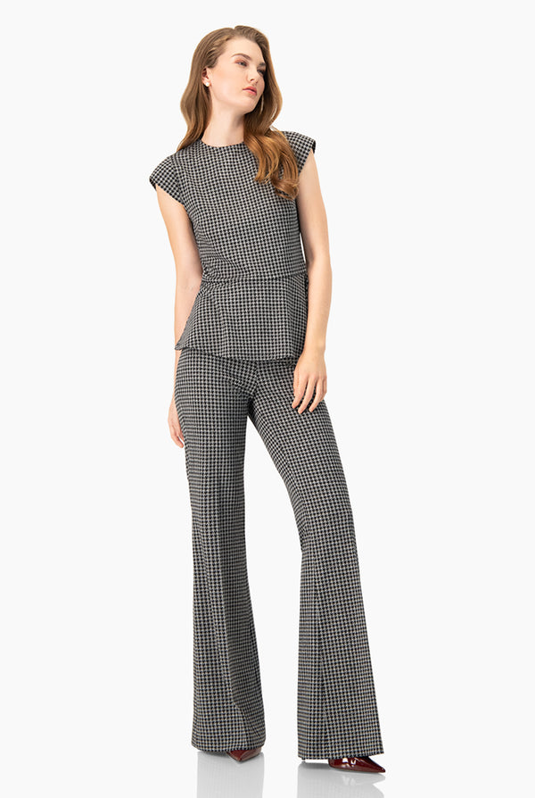 Pantalon acampanado y sin bolsas