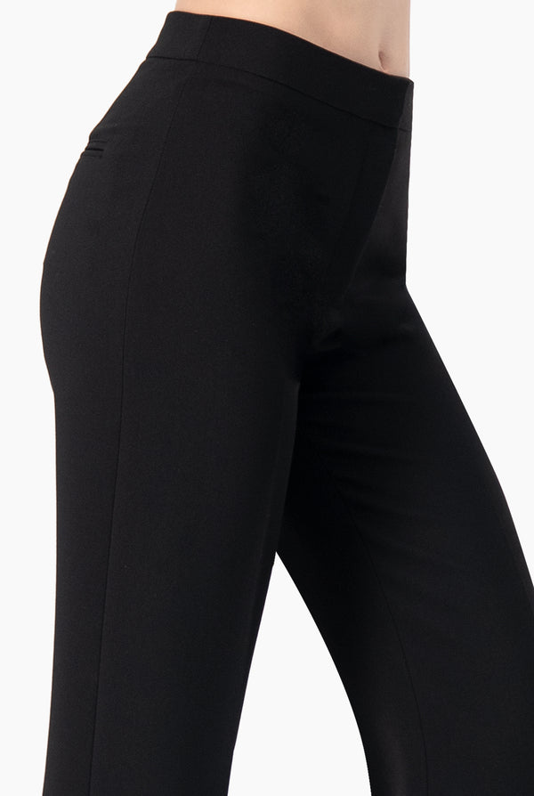 Pantalon en tono negro con cierre