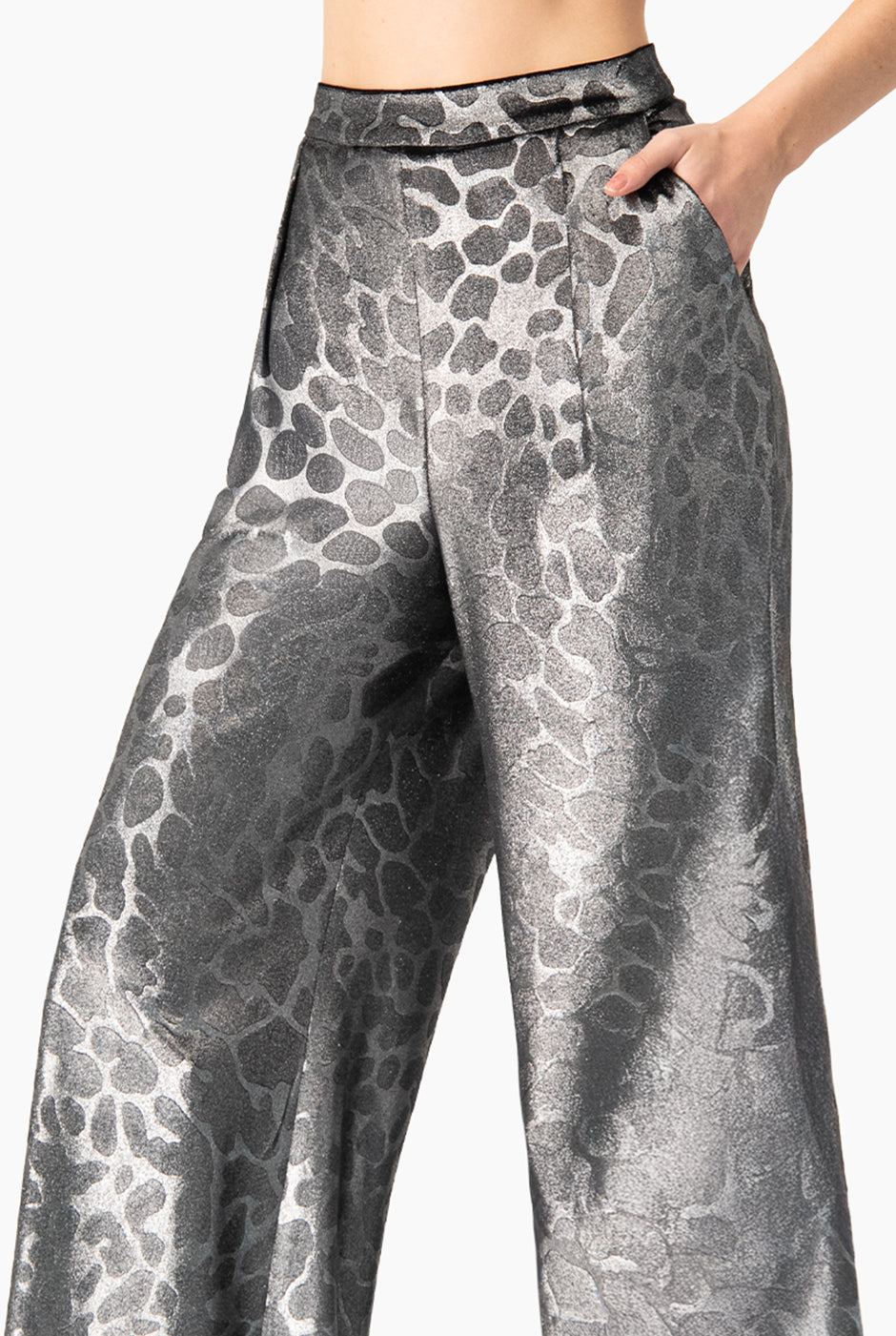 Pantalón palazzo plateado con estampado animal print elegante