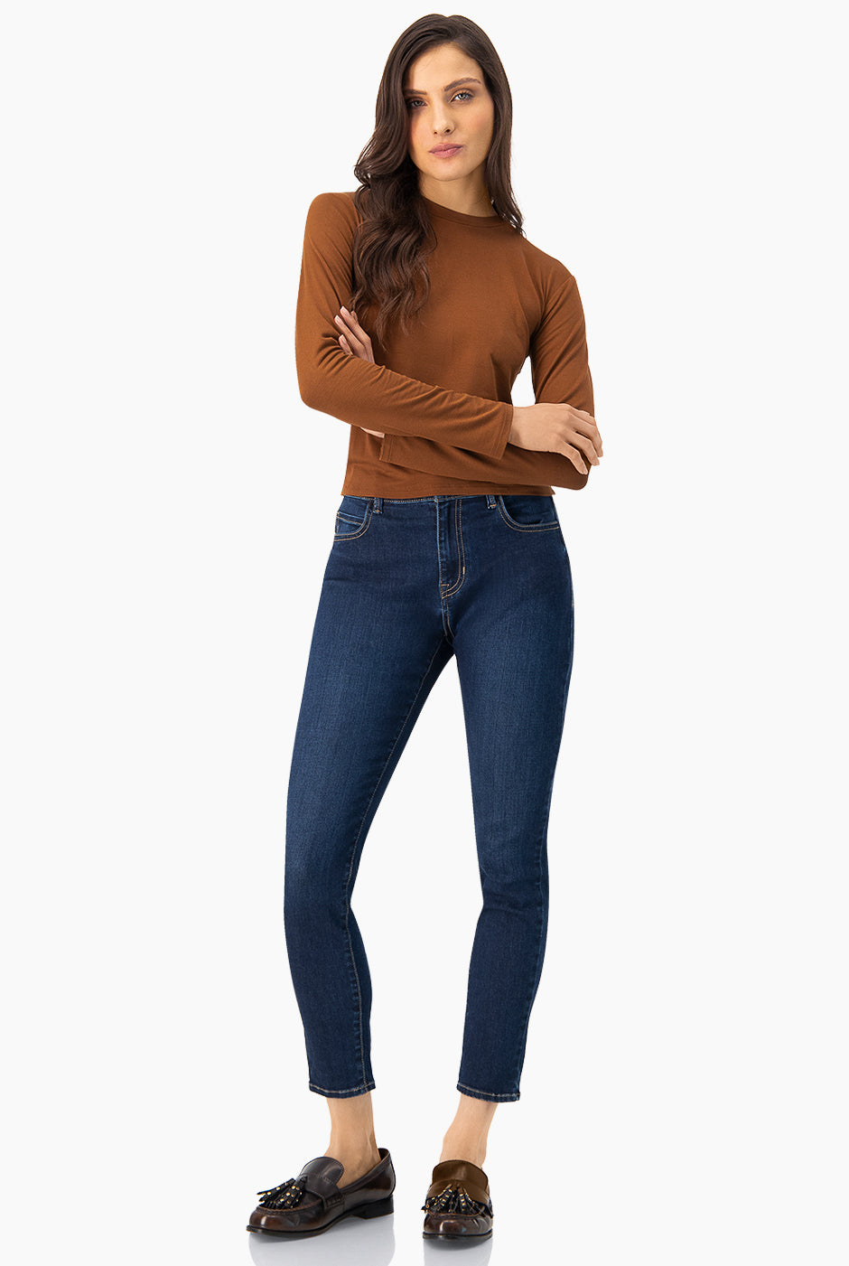 Jeans skinny azul marino con botón frontal y bolsillos traseros