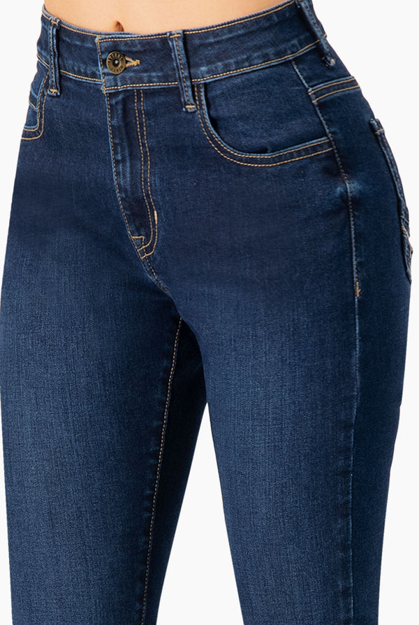 Jeans skinny con un boton frontal