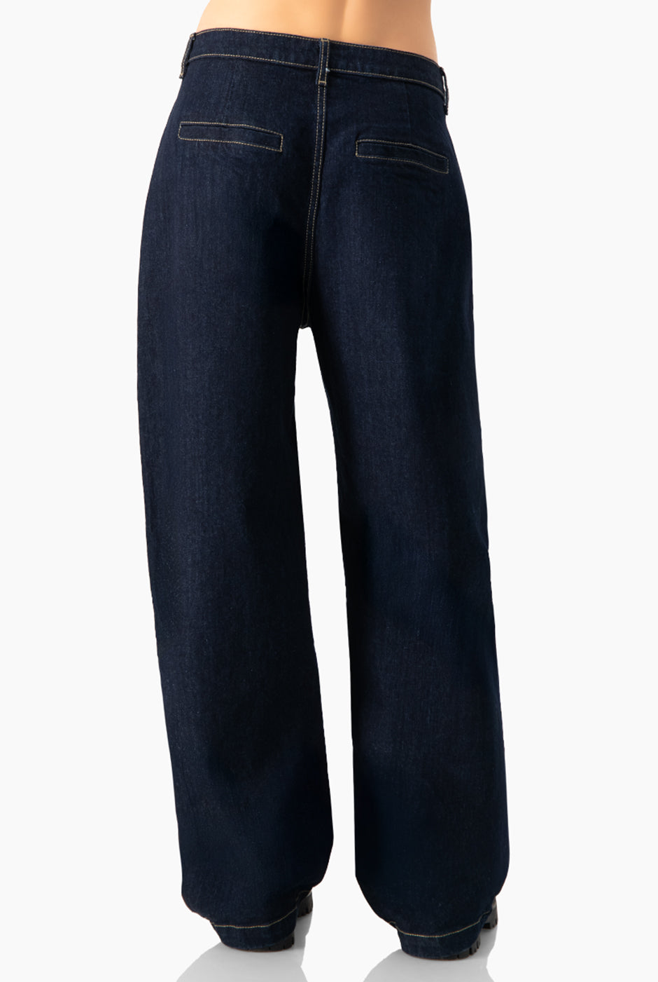 Jeans marino de pierna ancha con bolsillos y botón frontal