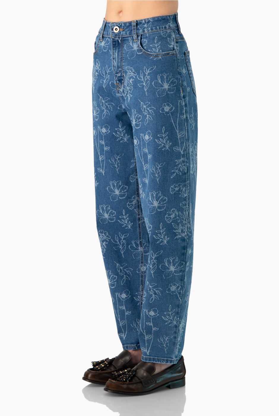 Jeans amplio azul con estampado floral y bolsillos traseros