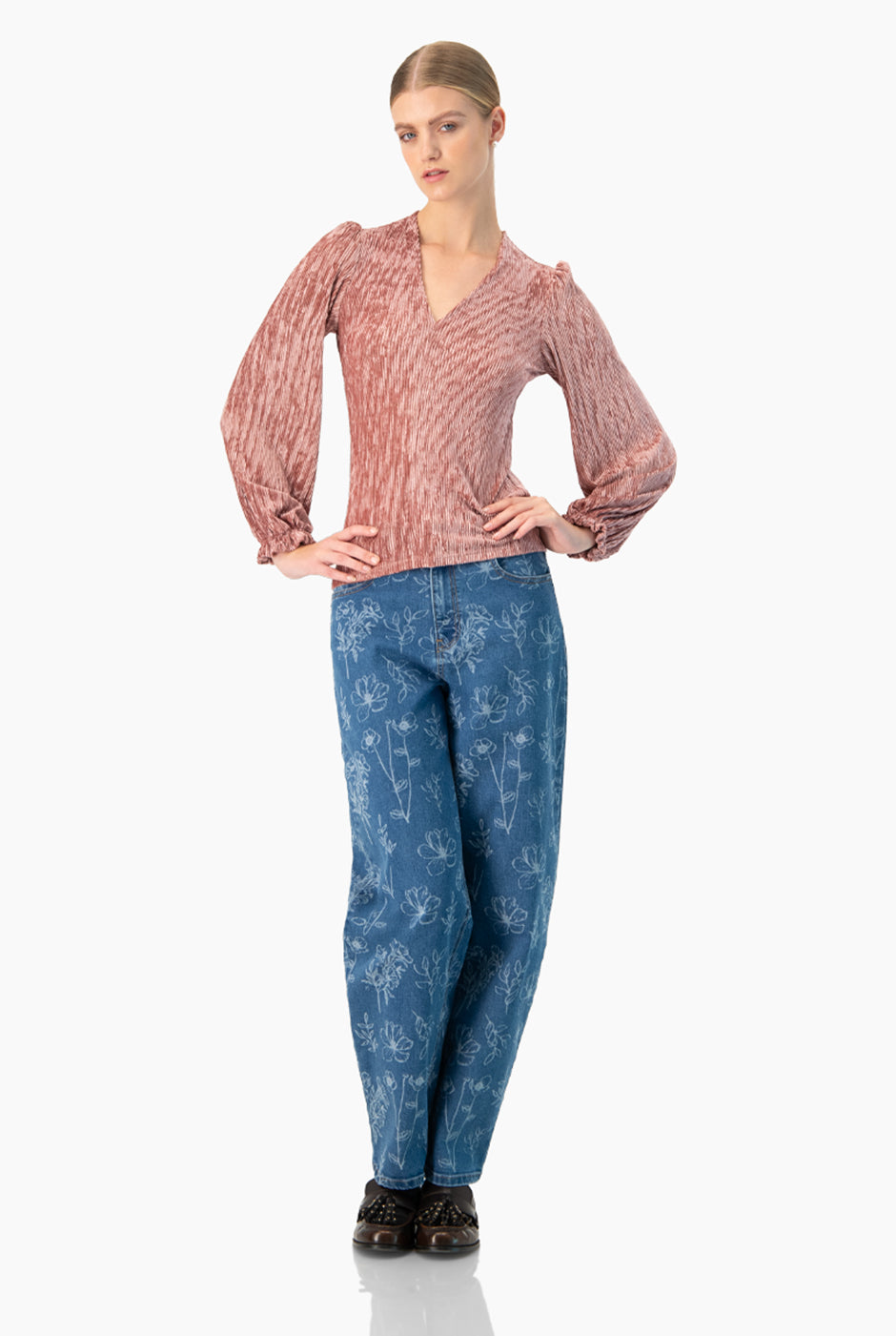 Jeans amplio azul con estampado floral y bolsillos traseros