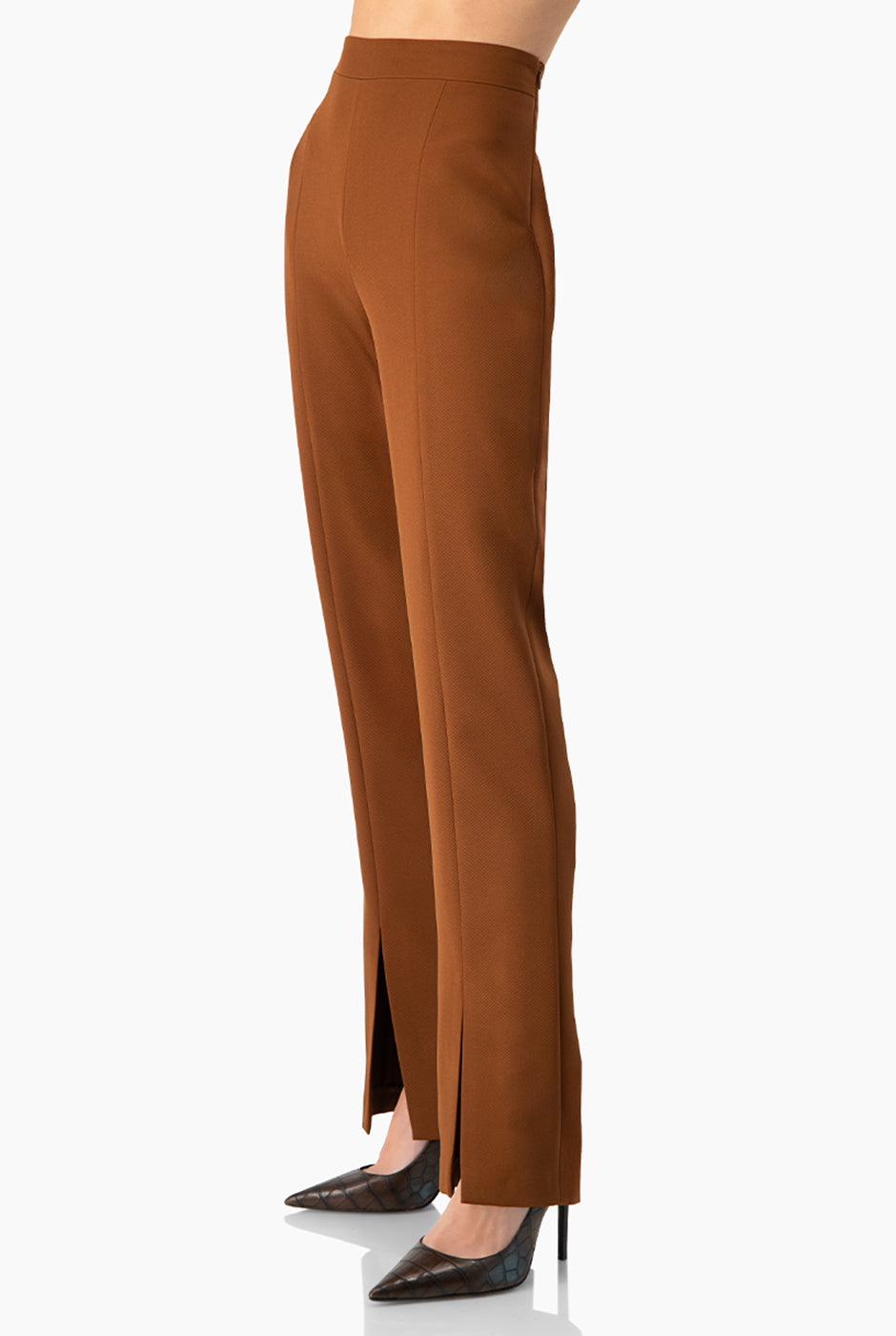 Pantalón café recto con aberturas en las piernas