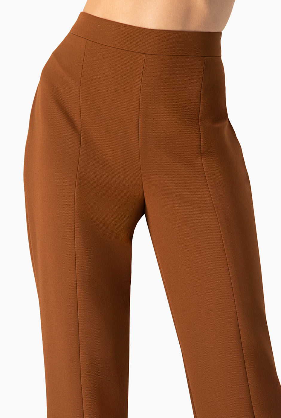 Pantalón café recto con aberturas en las piernas